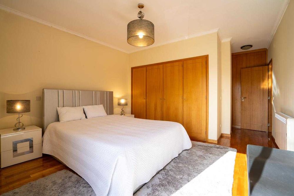 Apartamento T2 com garagem e mobilado