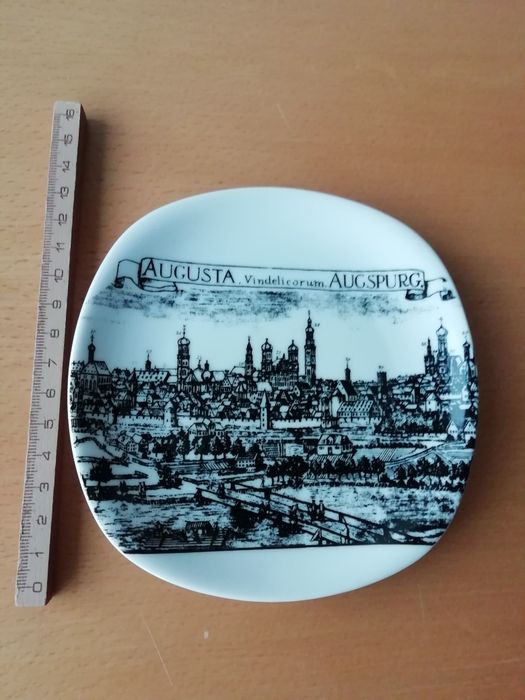 Conjunto de pratos de vários países.