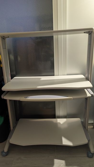 Móvel de secretária e computador