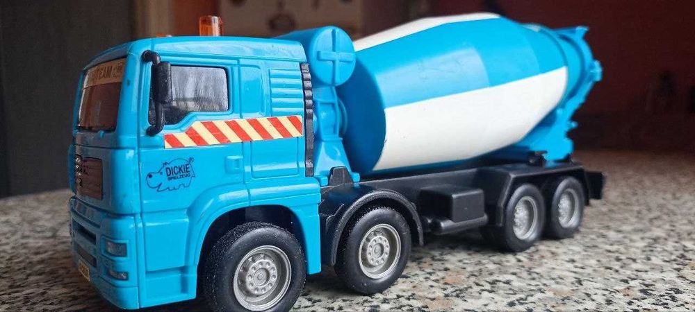 Автомобиль MAN бетономешалка с подвижными элементами 26 см