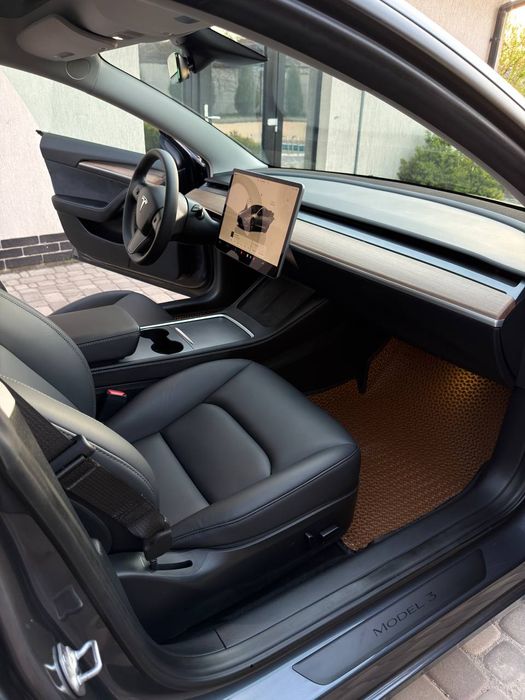 Продам електромобіль модель Tesla 3