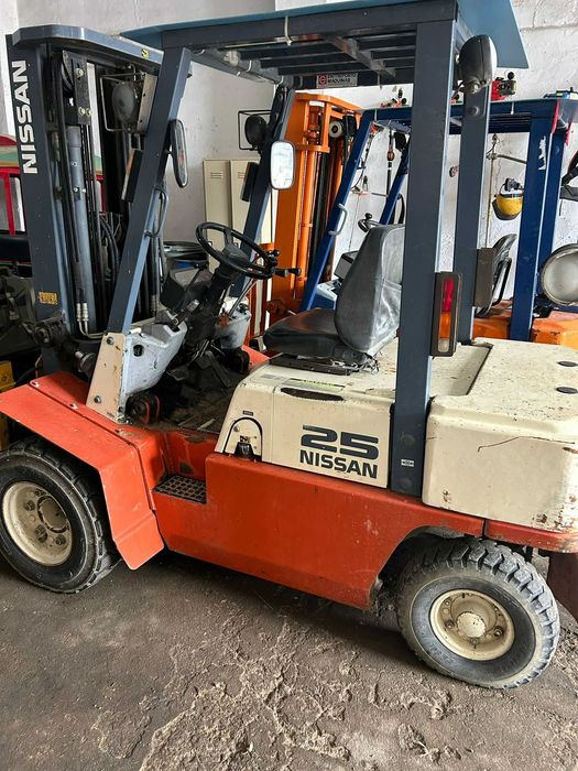 Empilhador Nissan 25 a gasóleo