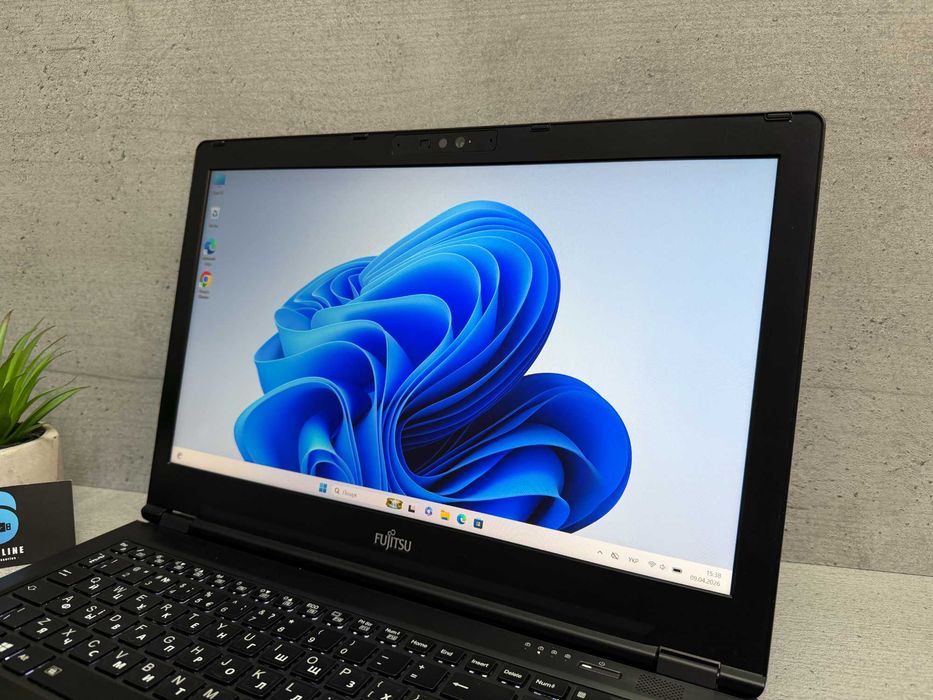 Стильний ноутбук Fujitsu U7510/i5-10310u/15.6"/256gb ssd/4G