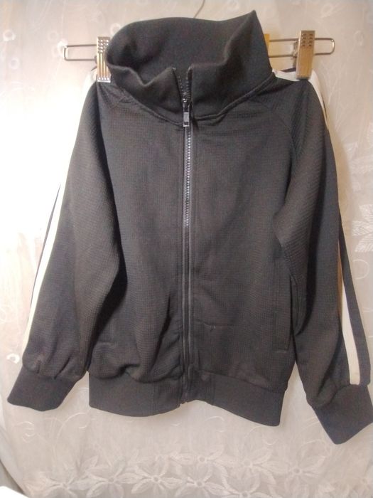 Czarna bluza rozpinana r. 122/128 do podwórka
