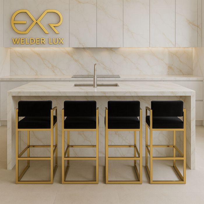 Varias cadeiras/ banquetas de bar