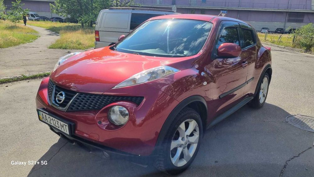 Продам автомобиль Nissan Juke 2012 года красного цвета