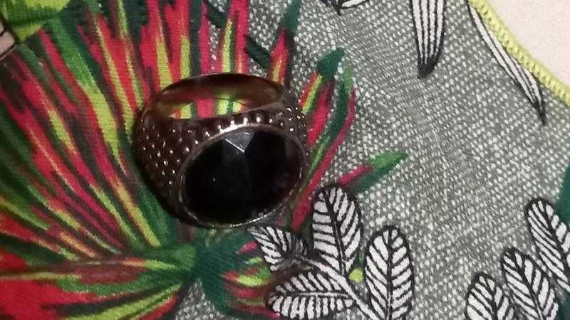 Шикарный магічний перстень з чорним гранатом розмір 16-17 ZARA