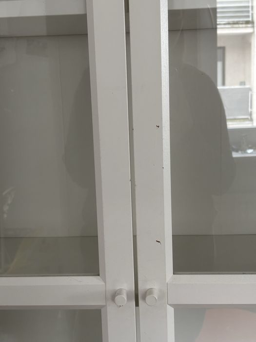 Dwie szklane witryny IKEA