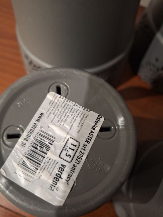 Osłonki / doniczki szare plastikowe