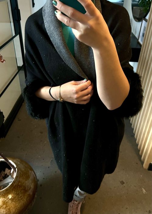 Czarne błyszczące ponczo/peleryna damskie,, ochnik, futro z królika