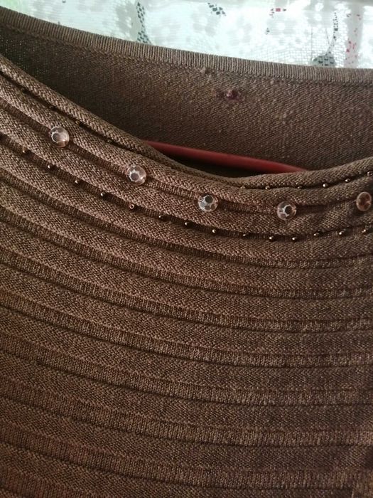 BRĄZOWY sweterek z koralikami