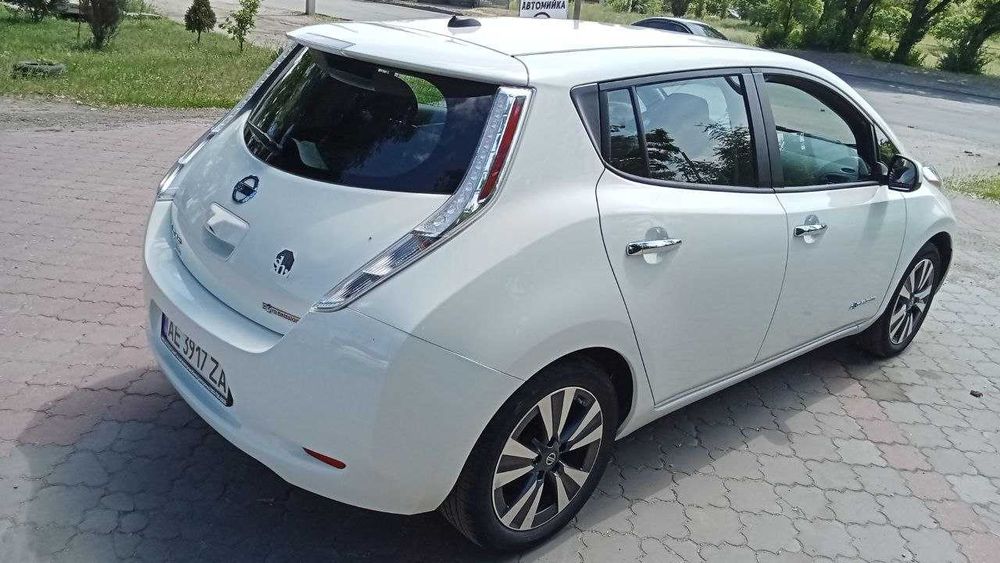 nissan leaf SV 2016 30 квч 54т км белый сша 11 из 12