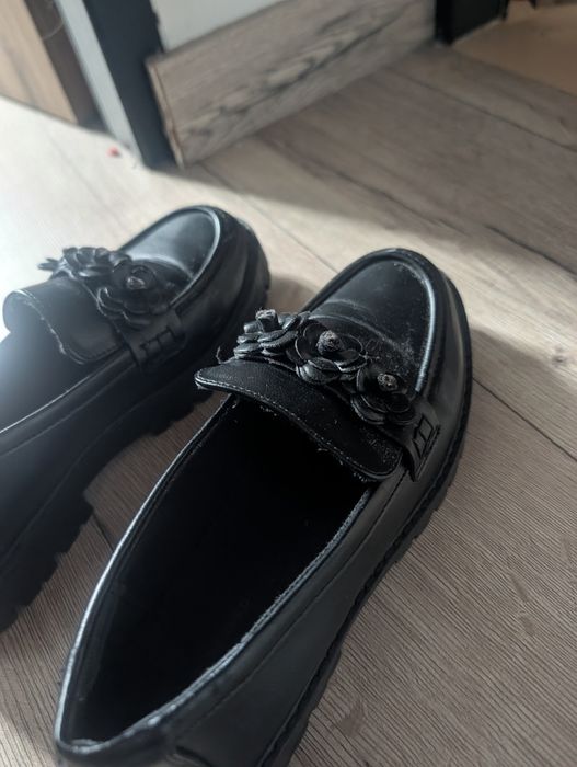Czarne eleganckie lakierki