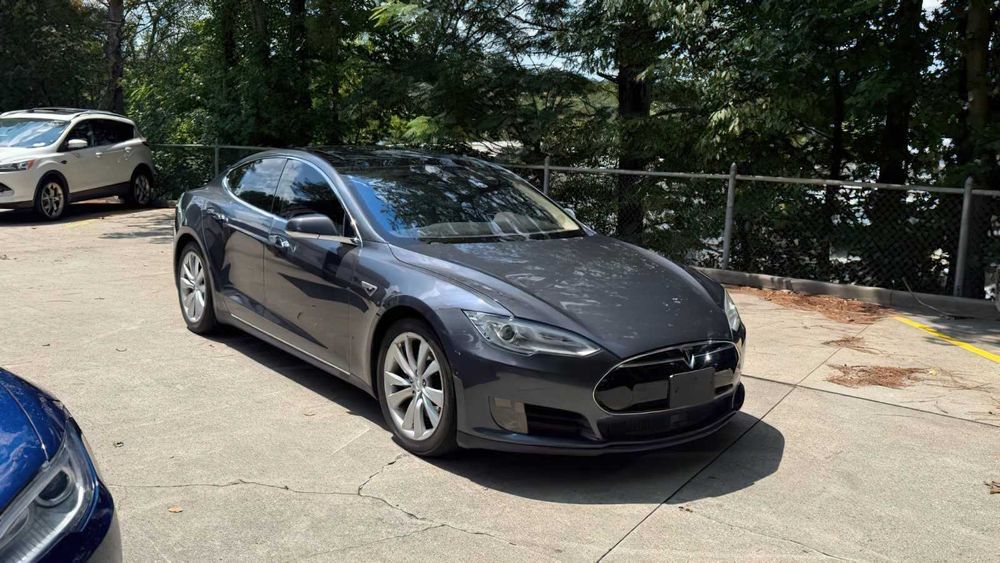 Tesla Model S P85D      2016