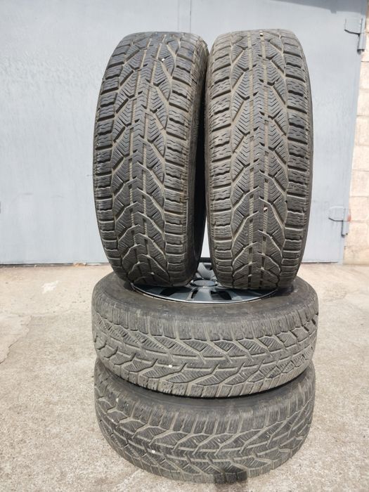 Продам шины с дисками  R16 215/60