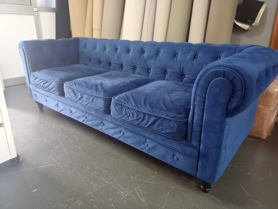 Sofá capitone azul
