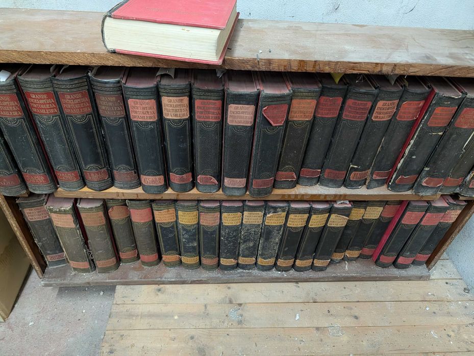 Grande Enciclopédia Portuguesa e Brasileira (40 volumes)