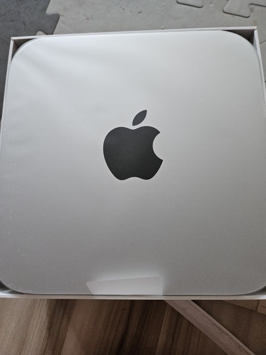 Komputer Mac mini with Apple