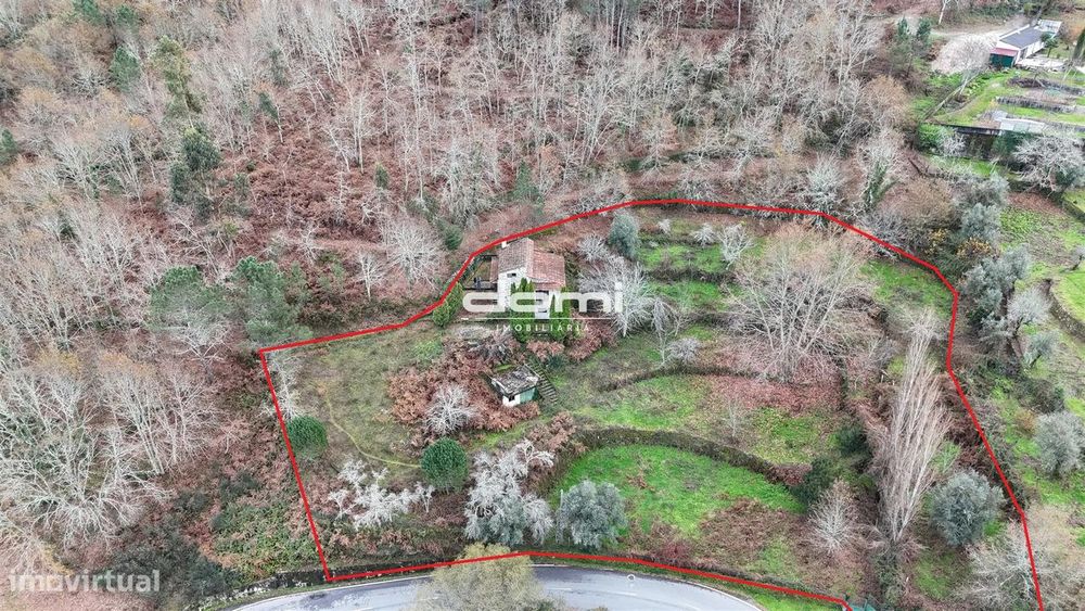 Quinta com Moradia e Terreno murado de 4.740m², junto às Termas de São