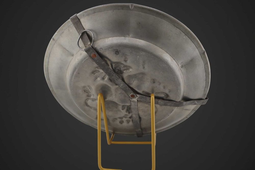 Rękodzieło  Stary talerz cynowy z dekoracją roślinną 1841r b6/020157