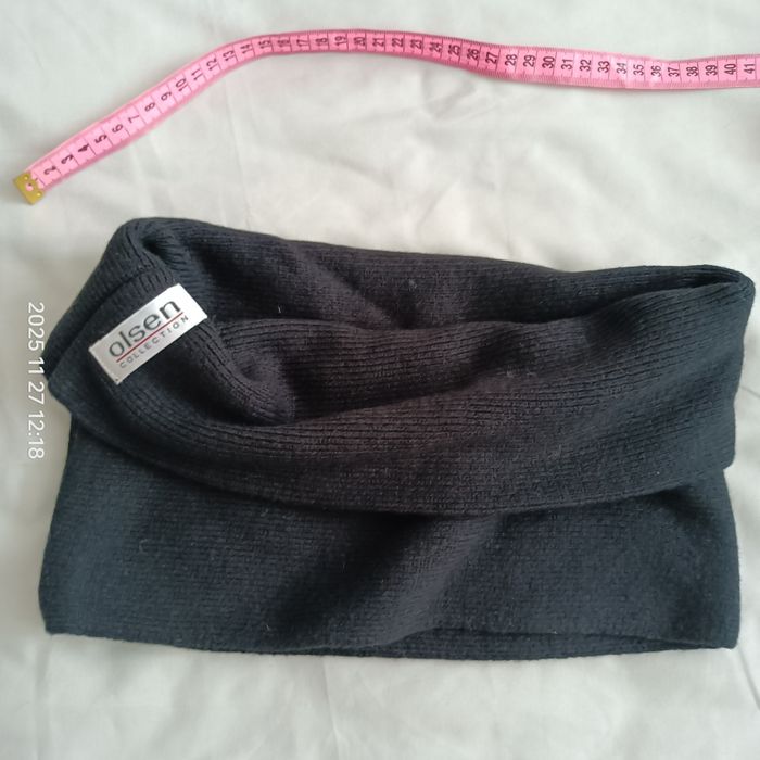 Czarny, ciepły komin unisex marki Olsen Collection.