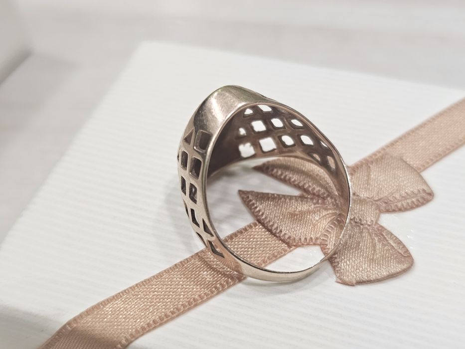 Złoty szerszy damski sygnet z WZOREM PR 583