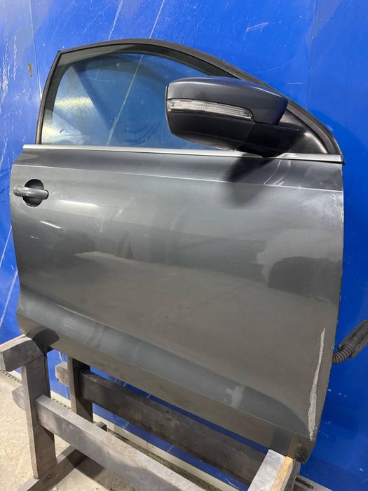 Двері VOLKSWAGEN JETTA USA 10-17 2.5L перед. прав.