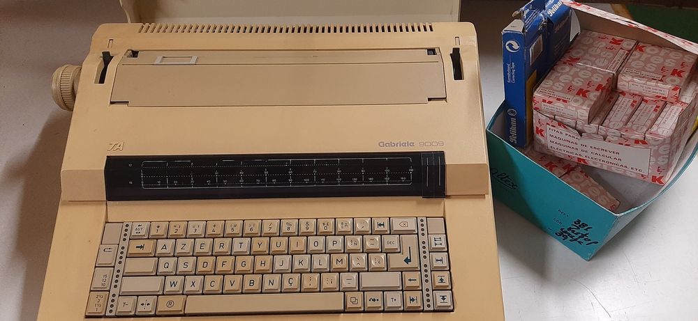 Máquina de escrever antiga gabriele 9009