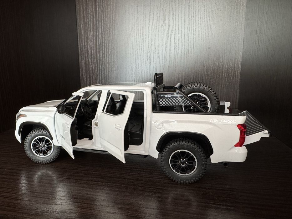 Модель автомобіля вантажівки TOYOTA TUNDRA масштаб 1/24
