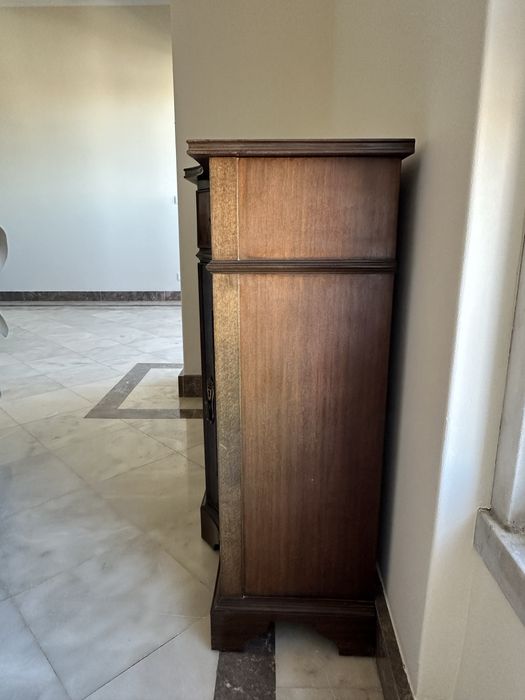 Móvel clássico de apoio de sala de jantar / louceira