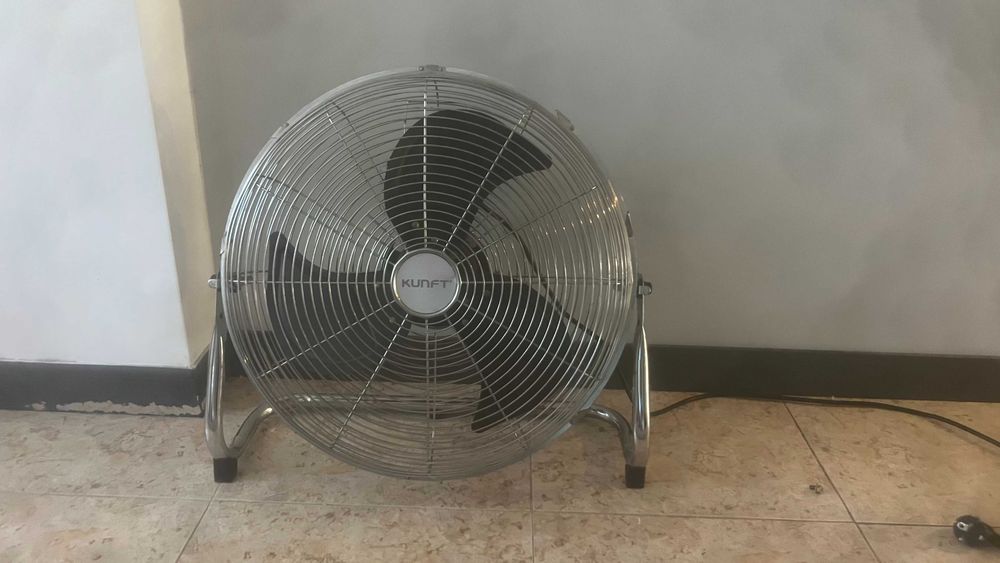 Ventoinha de chão grande KUNFT