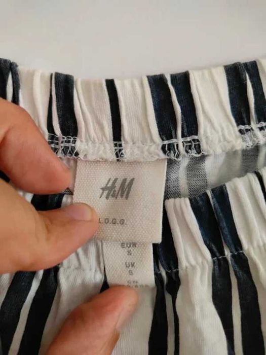Blusa H&M Listrada Off-Shoulder Tamanho S