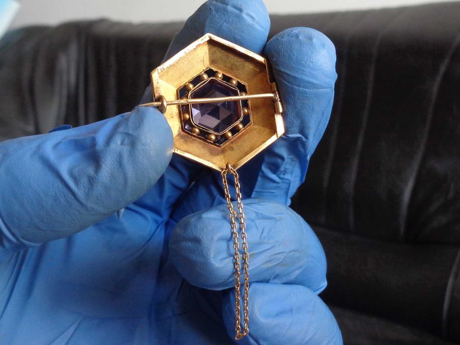 Broszka złota z ametystem