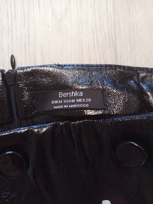 Лакова мініспідниця Bershka (M)