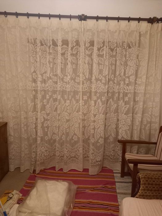 Cortinado com motivos florais em bege claro. Ofereço o varão