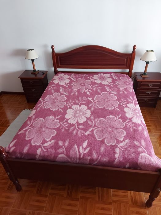 Vendo cama, mesas de cabeceira e comoda
