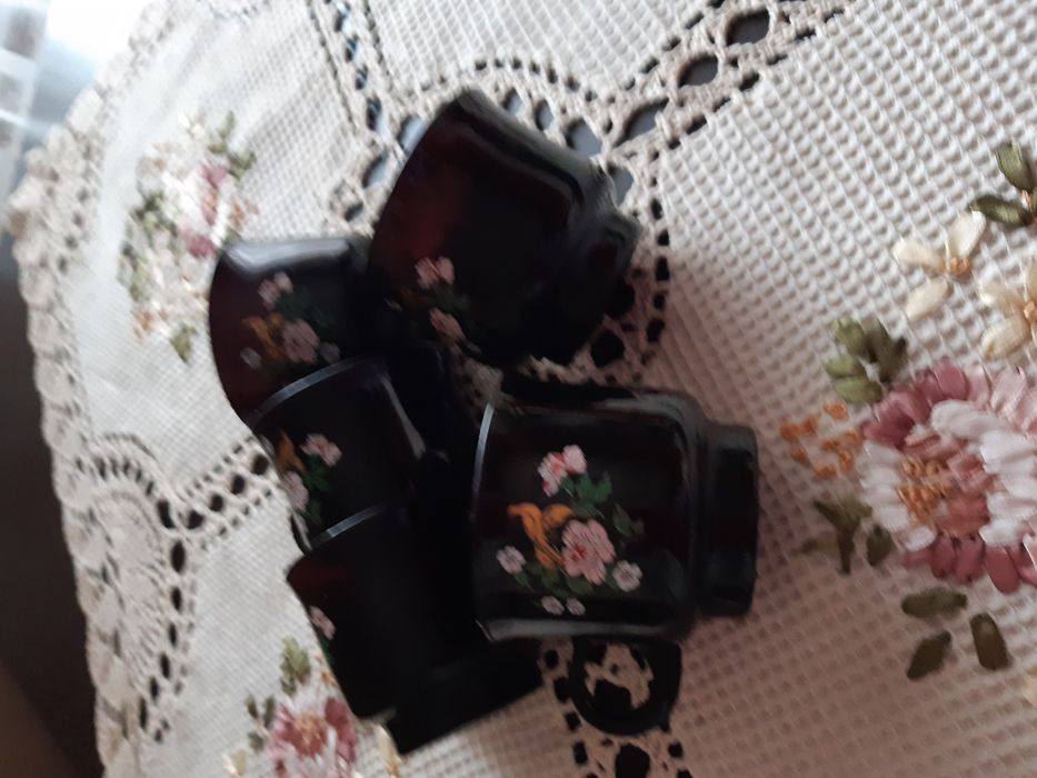 Чашки,черное стекло