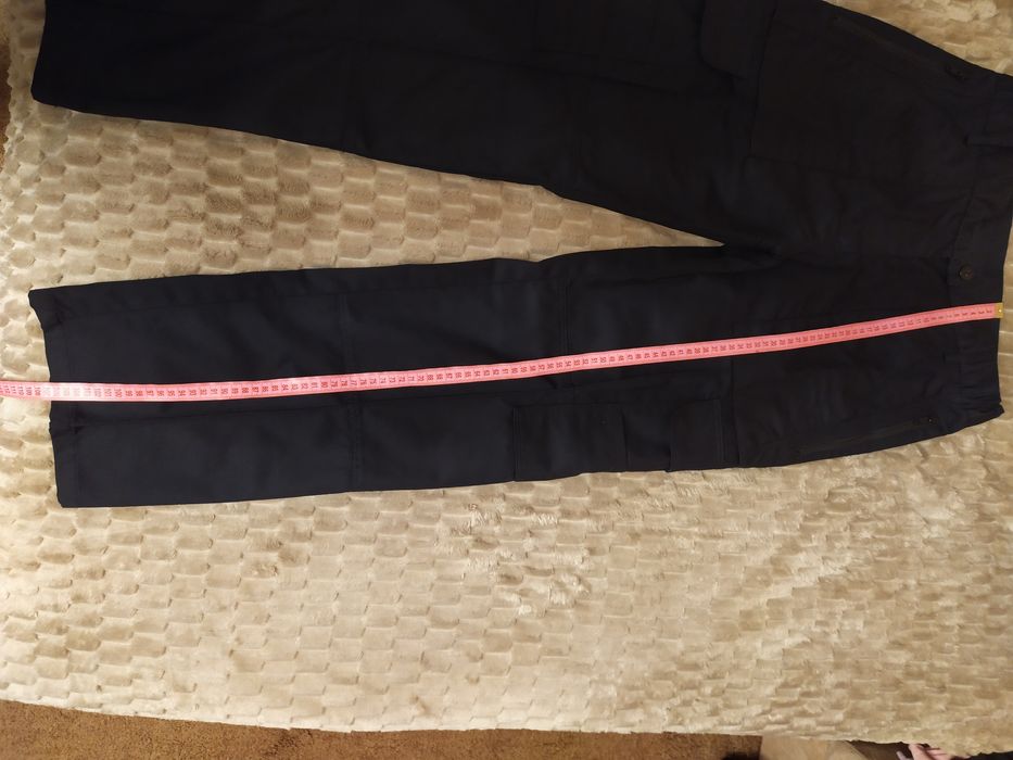 Чоловічі штани темно синього кольору.