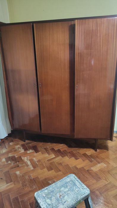 Vende-se roupeiro e cómoda em bom estado