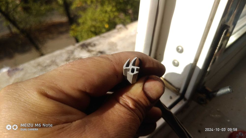 Замена оконного резинового уплотнителя .