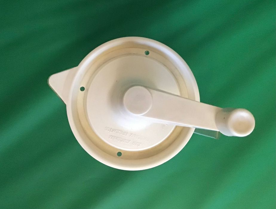 Ręczny mikser z pojemnikiem z miarką .