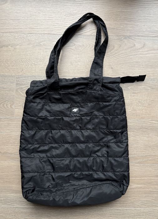 Torba sportowa 4F. Czarna  z suwakiem.