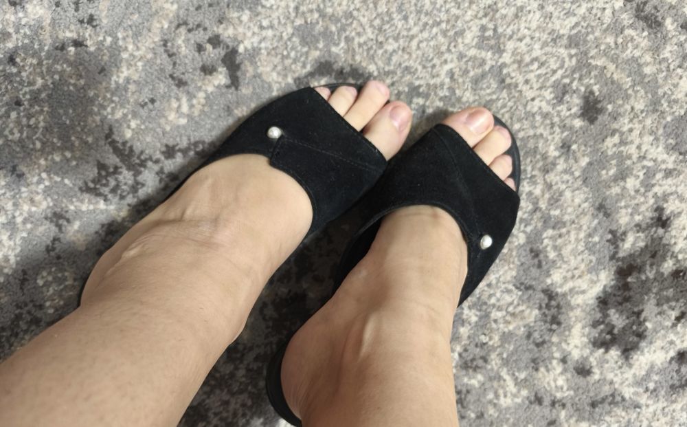 Шльопанці шкіряні чорні