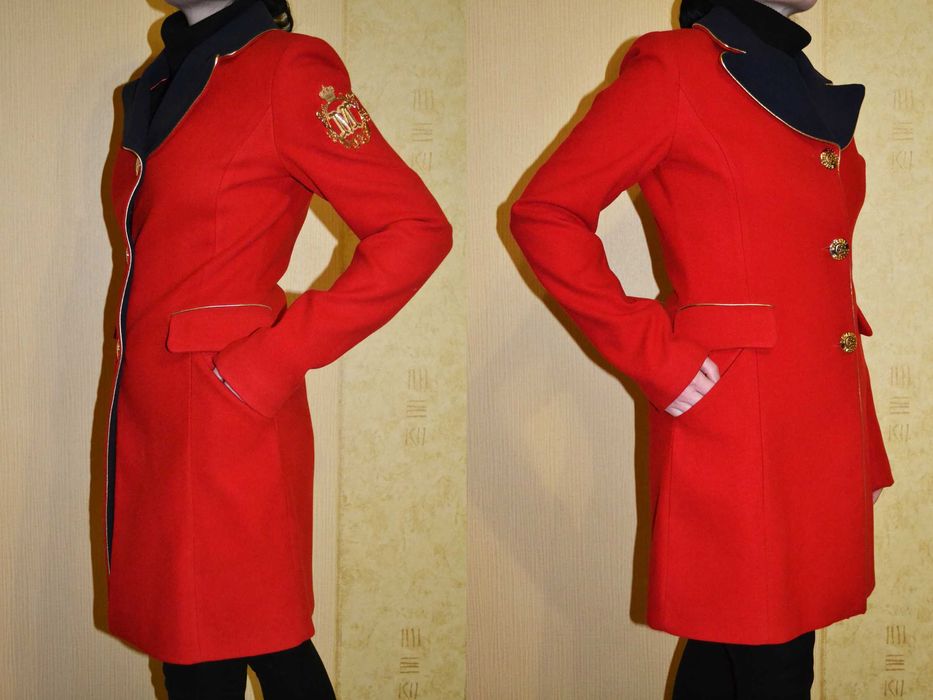Красное пальто с золотыми пуговицами Moschino