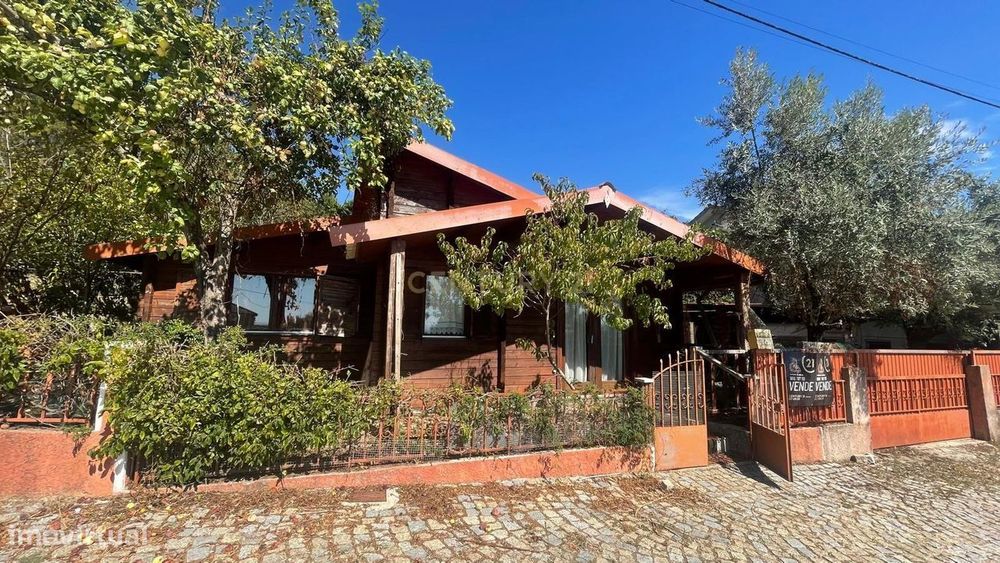 Terreno com casa de madeira proximo do Sátão