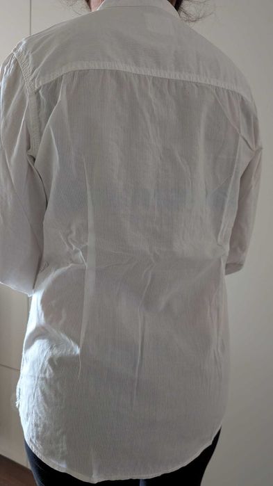 Blusa colarinho fechado com pormenor nas mangas