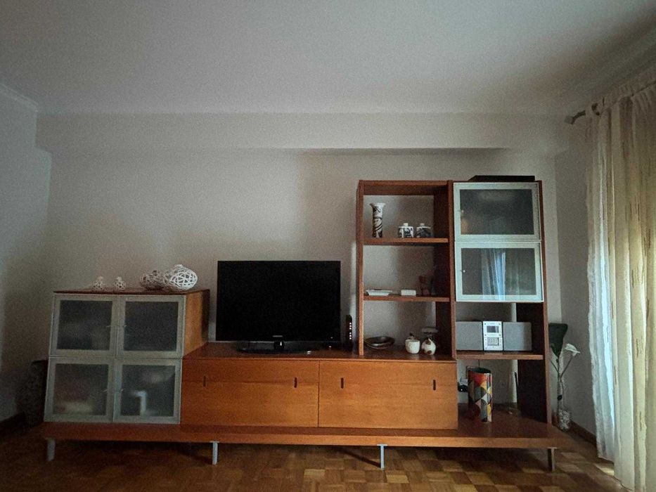 Móvel de sala moderno com ampla arrumação