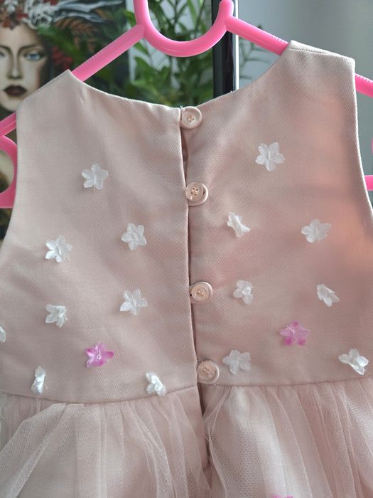 Elegancka sukienka tiulowa z aplikacjami kwiatowymi premium John Rocha