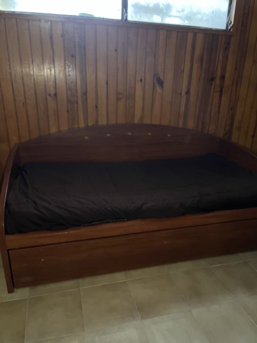 Cama com gaveta de madeira de cerejeira