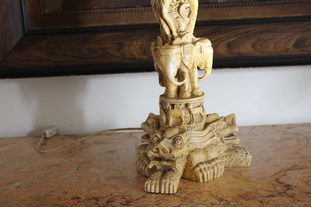 Base de candeeiro esculpido com decoração oriental .